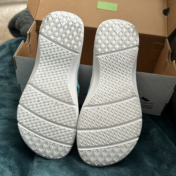 Vera Bradley size 8 Cloud flip flops. Preowned. See closeup of heels. - Picture 4 of 6